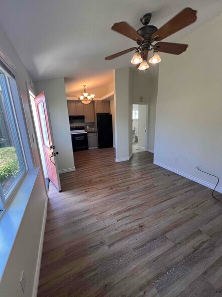 Building Photo - 139 Roslyn Dr