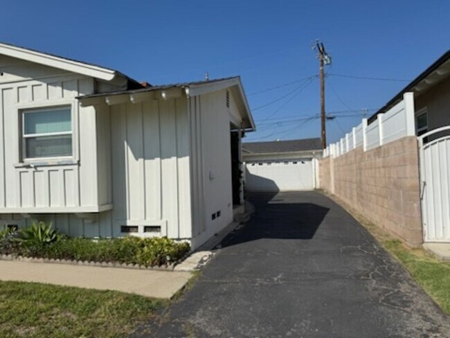 Building Photo - 257 E Benbow St