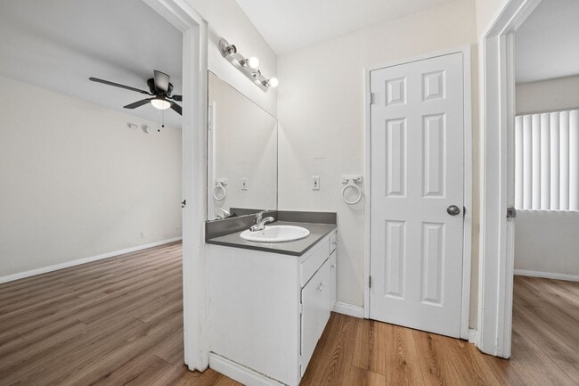 Building Photo - 2 bed 1 Bath Available Now
