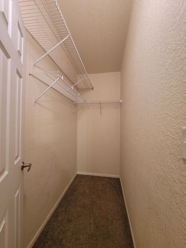 Building Photo - Updated Spacious Home in the Foothills!