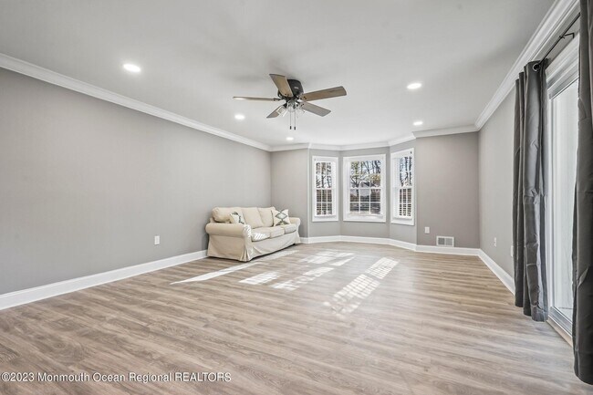 Building Photo - 7 Tulip Ln