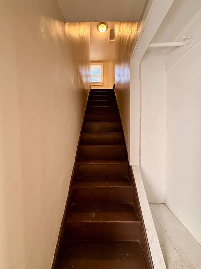 Building Photo - 210 N Ash Ave