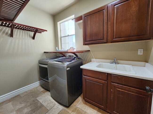 Building Photo - Beautifully Upgraded Southern Highlands Ga...