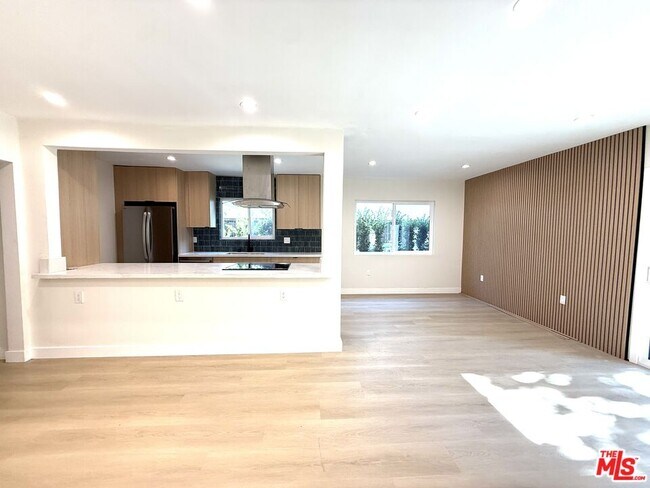 Building Photo - 322 S Swall Dr