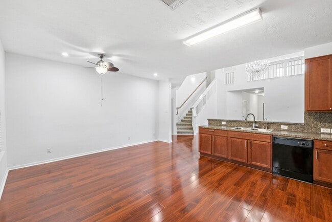 Building Photo - Comfort and Convenience in This Bay Colony Pointe Beauty