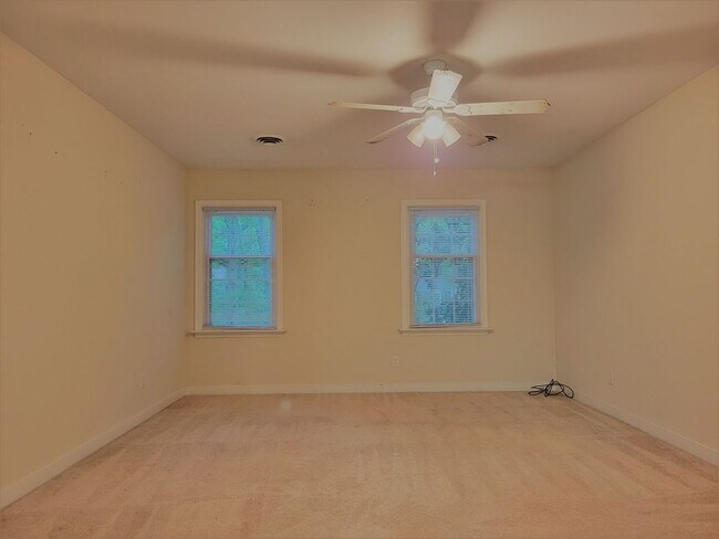 Building Photo - Huge 5 bedroom upgraded Colonial with larg...