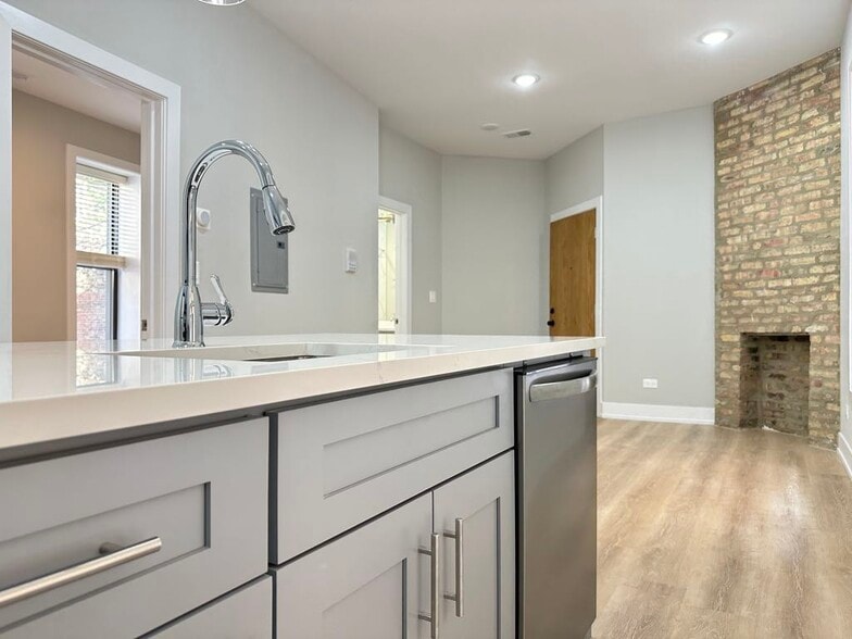Building Photo - 451 W Belden Ave