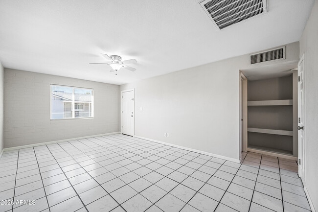 Building Photo - 837 E Alice Ave