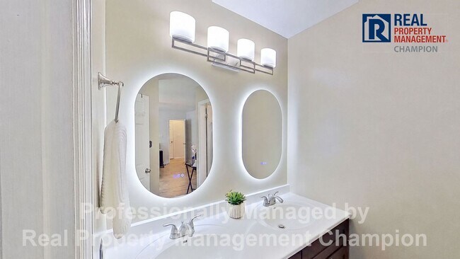 Building Photo - Charming home with open floor plan, vaulted ceilings and spacious backyard