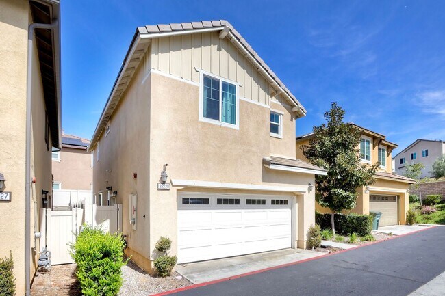 Building Photo - Fallbrook Two Weeks FREE Beautiful Horse Creek Ridge Spacious 3 Bed / 2.5 Bath Home with Solar