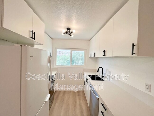 Building Photo - 1900 S Palm Canyon Dr