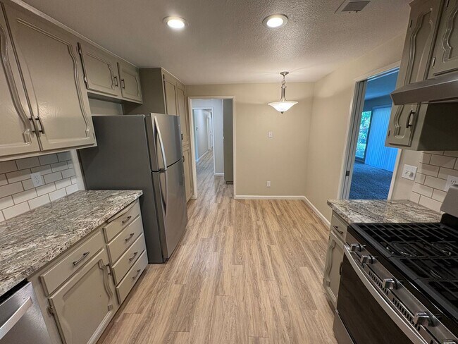 Building Photo - Beautiful Home with solar Rent Ready!