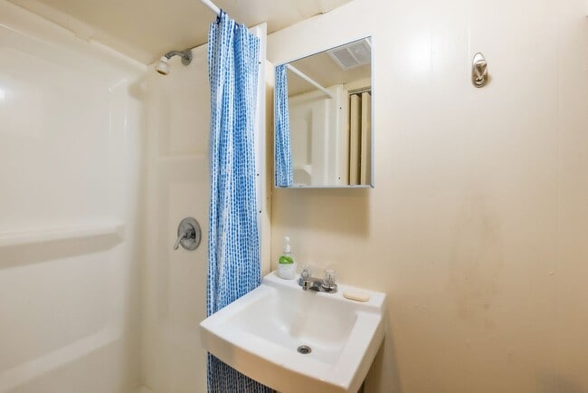 Building Photo - NW Rowhouse Near Georgetown University & Hospital Available Early August