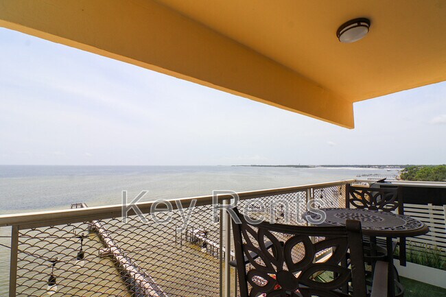 Building Photo - 825 Bayshore Dr