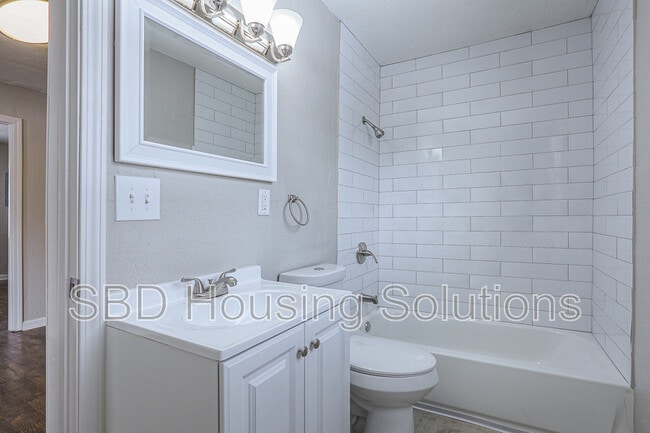 Building Photo - 312 N Ash Ave