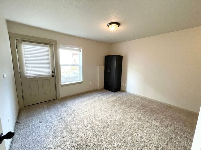 Building Photo - 4 Bedroom Home near Orenco Station!!