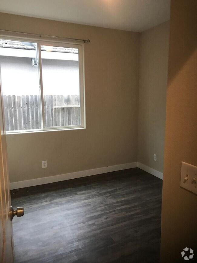 Building Photo - Newly Renovated 4x2 Single Story Home
