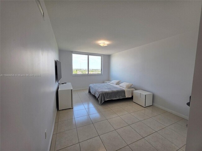 Building Photo - 1745 E Hallandale Beach Blvd