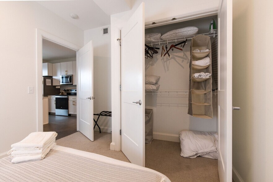 Building Photo - 758 North Broadway-SI ID1379068P