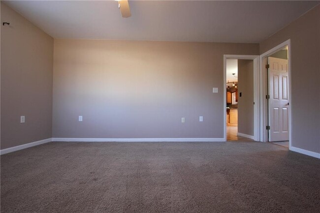 Building Photo - 1825 Skyline Dr