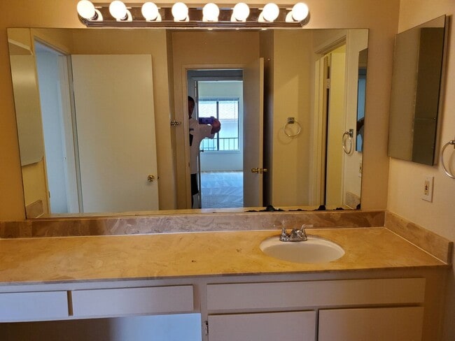 Building Photo - EASTER WAY - LOCATED NEAR UCSD IN UTC!  MO...