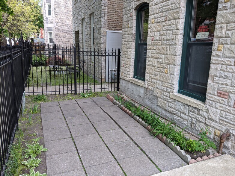 Patio area - 1427 N Elk Grove Ave