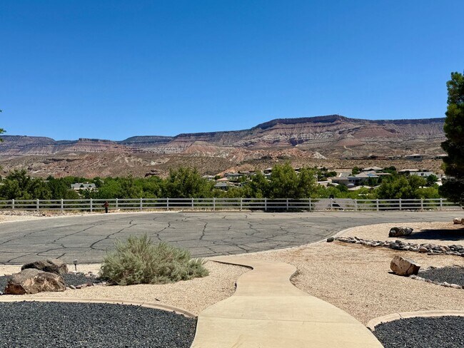 Building Photo - VIEWS in Toquerville Four Bedroom