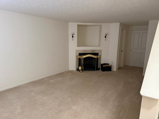 Building Photo - 1006 Hartford Village Blvd