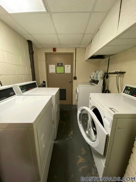 Building Photo - 122 Dustin St