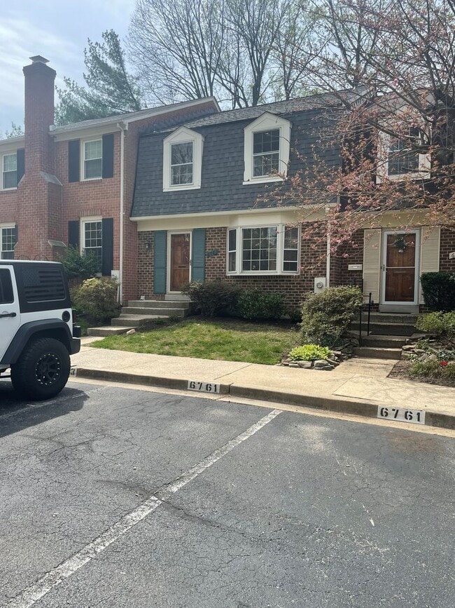 Building Photo - BEAUTIFLLY UPDATED TOWNHOME