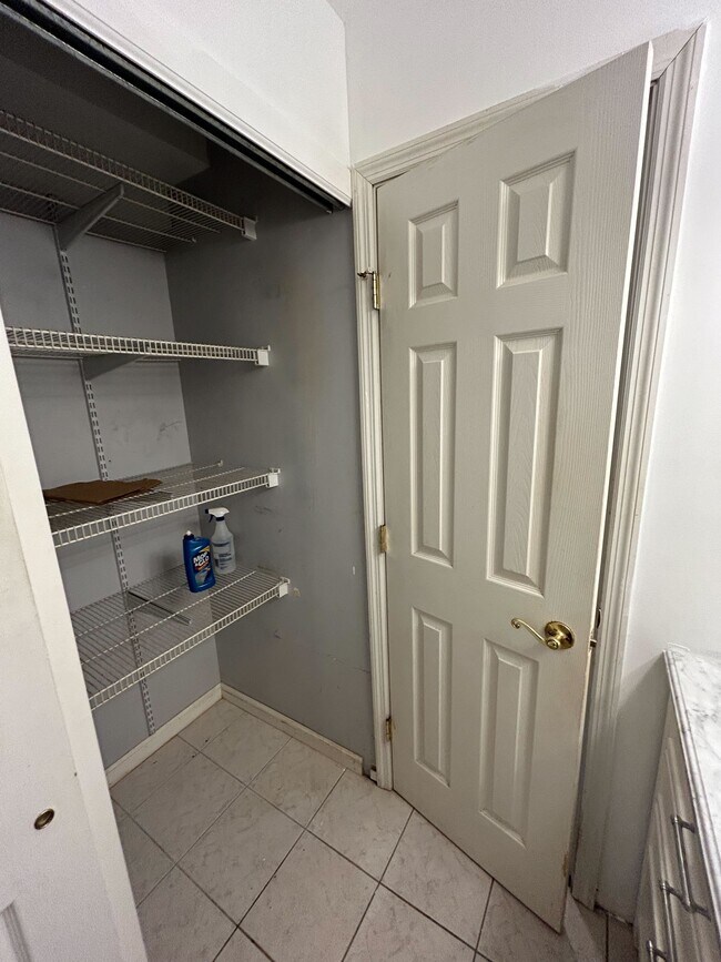 Building Photo - 15 Pointe Cir S