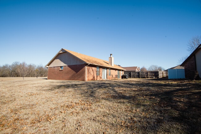 Building Photo - 4901 N Rogers Dr