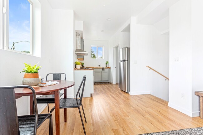 Building Photo - 2030 Salam Lp