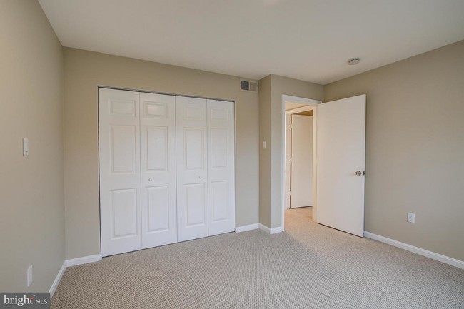 Building Photo - 6 Normandy Square Ct
