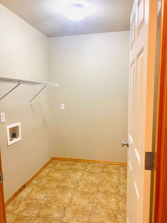 Building Photo - Enormous 4 Bed 2.5Bath + Bonus Room Great Lacey Neighborhood