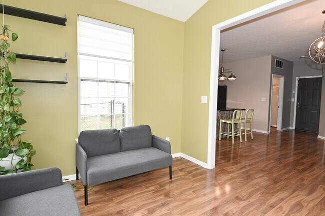 Building Photo - Spacious 4-Bedroom Haven with 2.5 Baths and Nearly 3,000 Sq Ft of Comfort in Indianapolis!