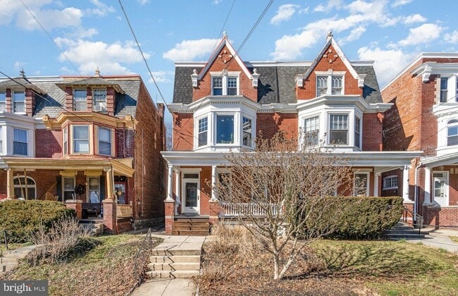 Primary Photo - 340 College Ave