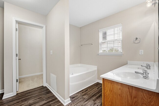 Building Photo - Spacious 4 BR, 2.5 BA, Master BR on Main, Conveniently Located Between Greenville and Spartanburg