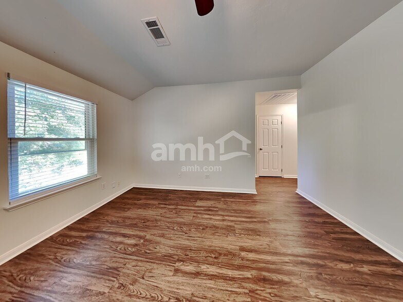 Building Photo - 31442 Camden Village Dr