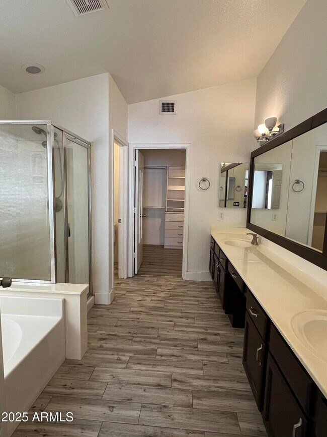 Building Photo - 1128 E Sheffield Ave