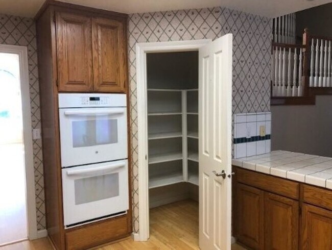 Building Photo - 4 Bedroom 2.5 bathroom 2 Story Home Naragh...