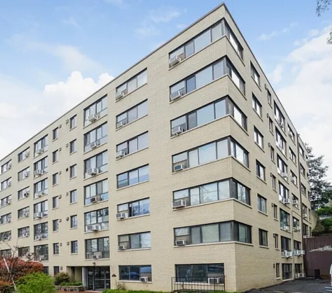 Building Photo - 3901 Tunlaw Rd NW