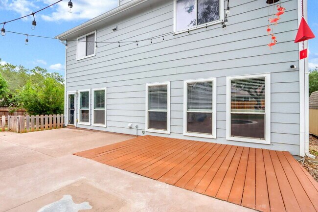 Building Photo - "Spacious 6-Bedroom Haven with 4 Full Baths and Hot Tub!"