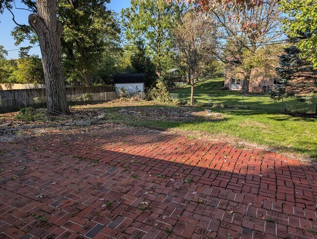 Building Photo - AVAILABLE NOW! Spacious 3 Bed / 2.5 Bath Home in Washington Twp with Basement!