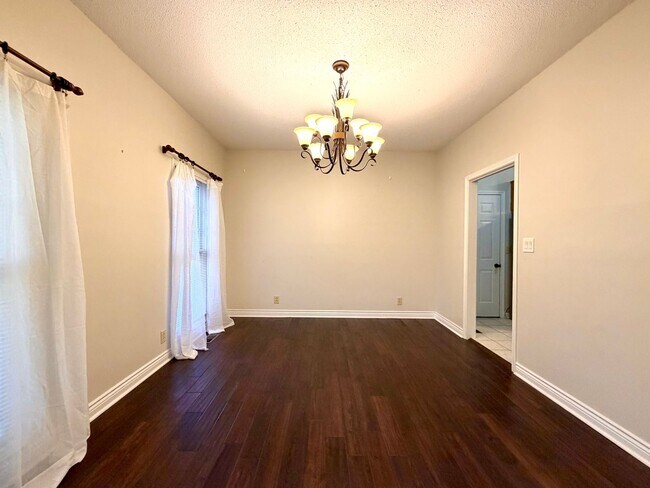 Building Photo - 1402 E Rhett Butler Rd