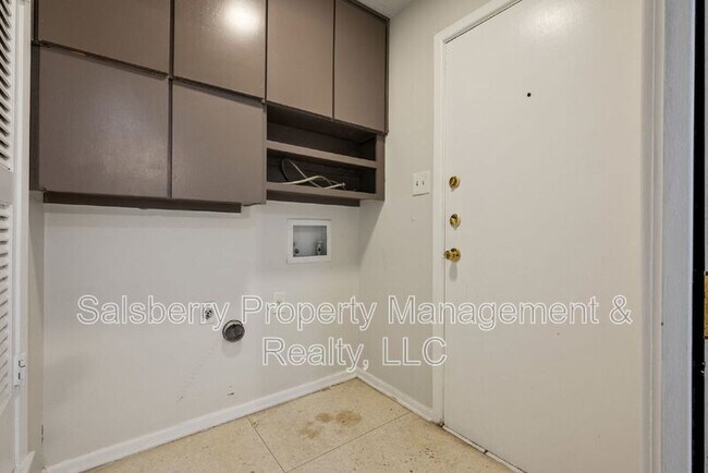 Building Photo - 4915 Westlake Dr