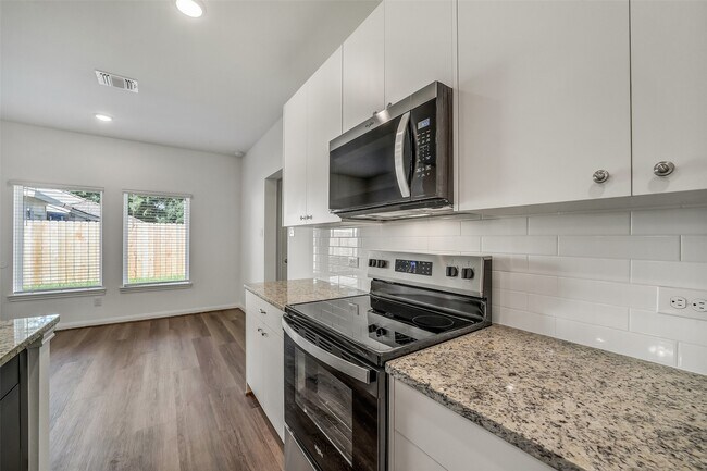 Building Photo - 11931 Pondwood Dr