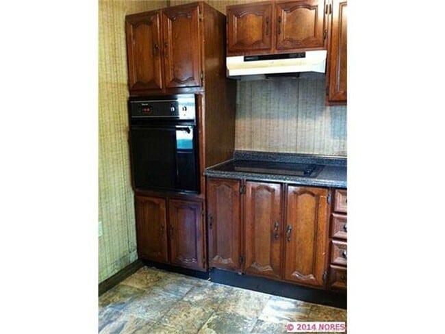 Building Photo - Comfortable living in this 3-bedroom, 1-bath home