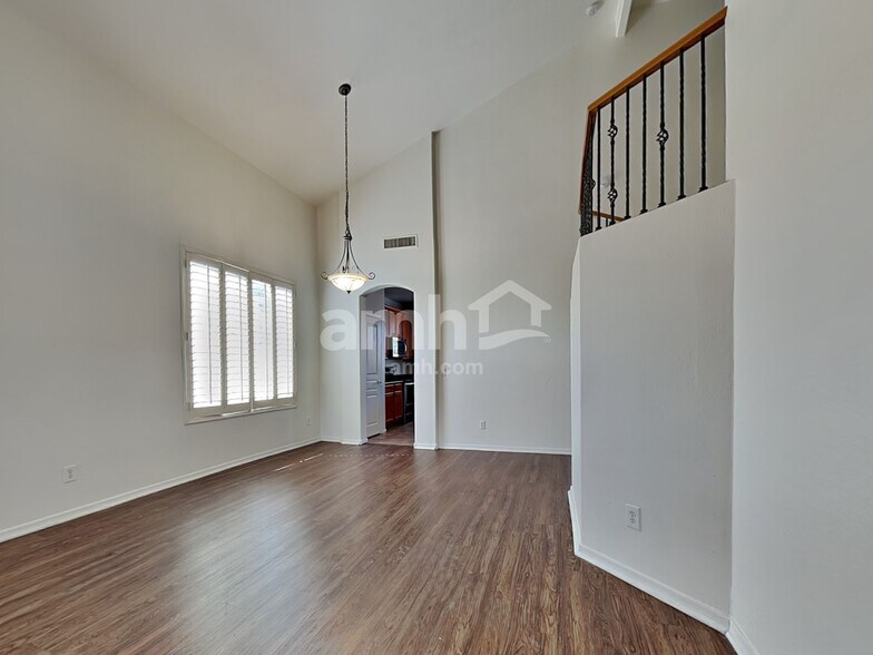 Building Photo - 9428 W Riverside Ave