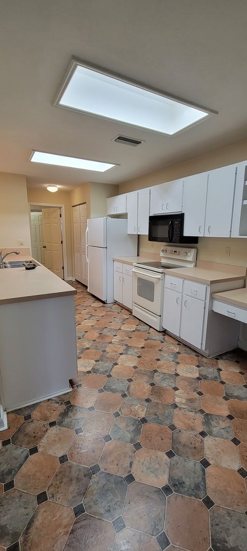 Building Photo - 3/2: Enjoy this nice spacious home in Sunrise.